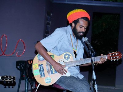 Kazam Davis performing Live @Redbones