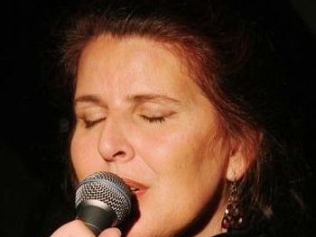 Singing at Statlers, 2009 (Greg King Photography)