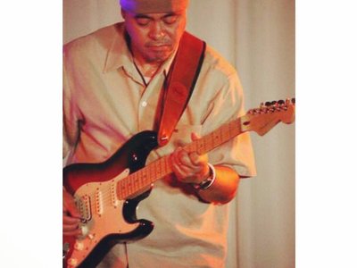 This serves notice that this photograph of JOHNNY ALEGRE is released to Wikimedia Commons under CC-B