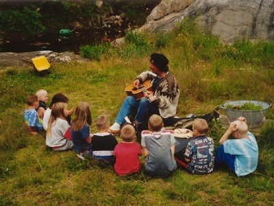 leo with children
