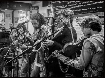 Playing at the Beaver Inn, Appledore with our favourite Dutch Fiddler - Poppiepower