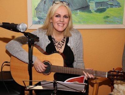 Elin Brimheim Heinesen singing at home