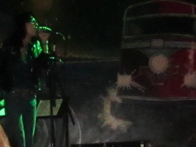 Rae singing to a bus ))))