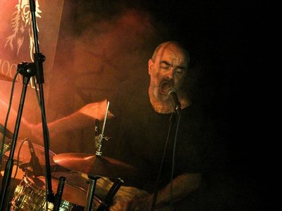 Au fond, à gauche photo