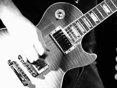 The Gibson Les Paul Standard rocks; It doesnt go out of tune when I break strings...