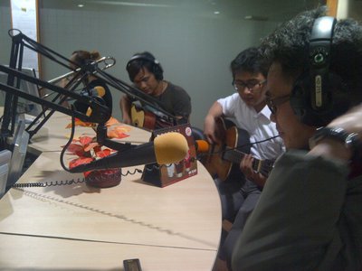 radio intervie & live perfome (RRI FM Jakarta)