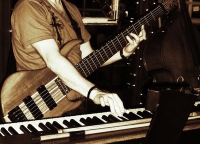 Electric bass & keys at the same time | Photo: Kavode Entertainment