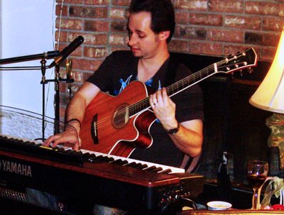 Acoustic guitar & keys at the same time | Photo: Kavode Entertainment