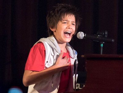 Henno Willliam performing live