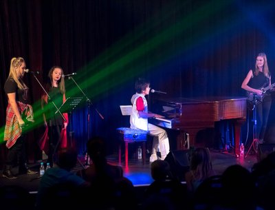 Henno William performing live