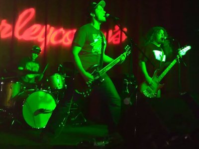 (L-R) El Baterista, El Guitarrista, El Bajista