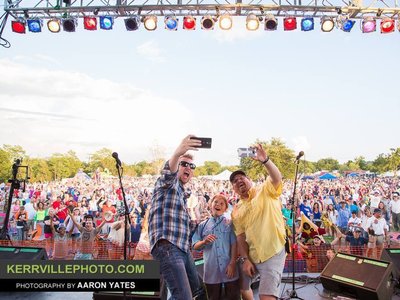Largest selfie in Kerrville History. 10,000 screaming fans!
