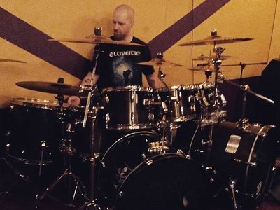 Will looking kick ass behing his kit of doom!