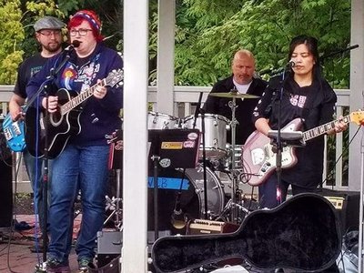 Rockin' the Issaquah Farmers Market: Jeff, Wynne, Donnie, & Irene (2016)