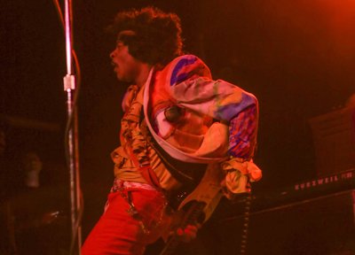Jimy Bleu as Jimi Hendrix, playing behind his back!