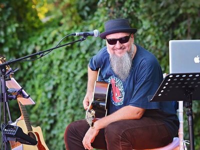 AG Weinberger - The Transylvanian Guitar Man photo
