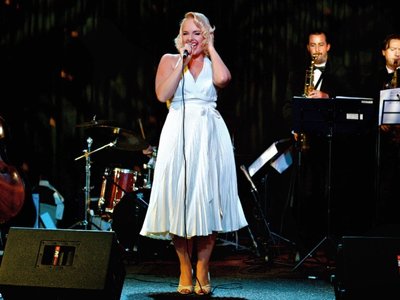 Pia singing as Marilyn Monroe