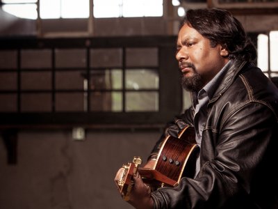 Navaka, Singer/Songwriter/Guitarist