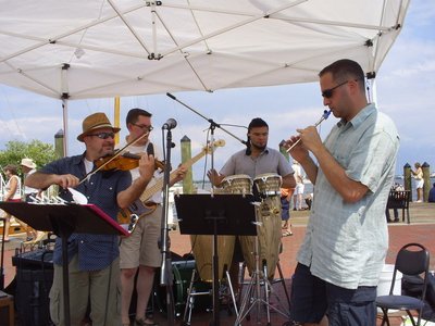 La Unica performing