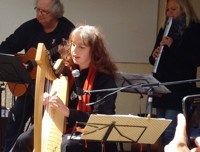 Cannstatt - Musik und Wein. With Band in bg
