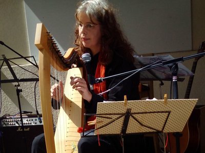 Solo at Musik Und Wein in Cannstatt. And yes, I play with pick and mic, not the usual thing for me