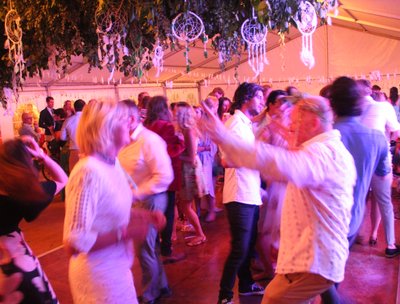 Audience mad for it busting moves start to finish!