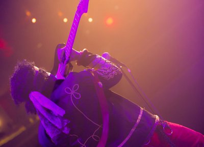 Playing guitar with TEETH.. a Hendrix must!