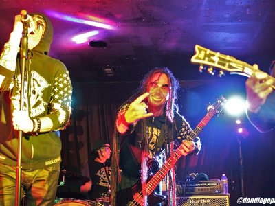 Skinny's and Carloco throwing horns!