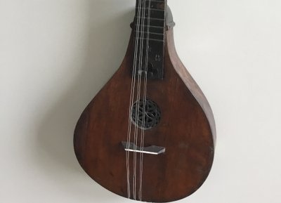 300 years old min. Played the blues on this cittern. Now it’s resting. Roger Bruderlin