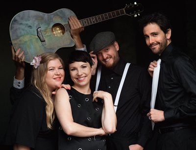 Soundelicious, four singers, one guitar