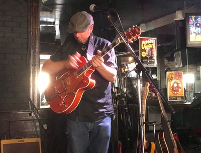 Cort Stricker performing with The Starcasters