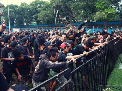 crowd rock in solo