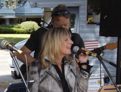 2019 James Bay Market-Gail and Ron at 