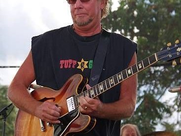Jerry smokes a Gibson 335