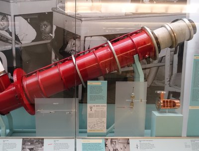 Klystron_tube_425 Mhz_Varian_Corporation_1959_from Thule Greenland-by DADEROT,