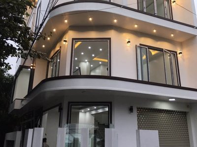 Biá»‡t thá»± láº¯p Ä‘áº·t cá»­a nhÃ´m nháº­p kháº©u Ä‘áº¹p sang trá»ng.