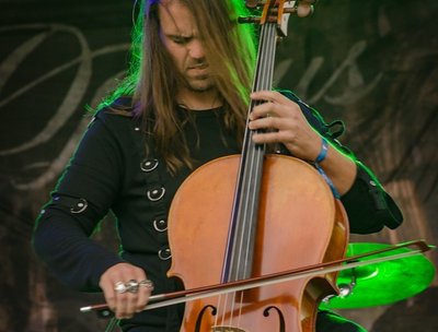Robin Howe - OPERUS Cellist