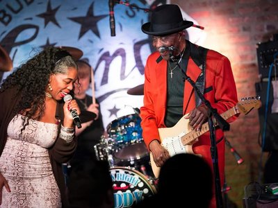 Singing with Buddy Guy at his club Legends in Chicago 1-2020