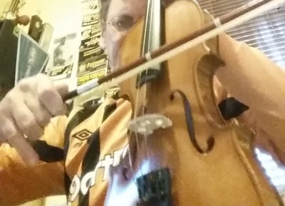 Davo on the voilin -plaing it like a cello