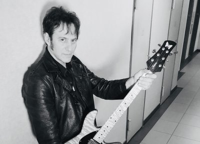 Dave Fields with his Fodera Emperor custom