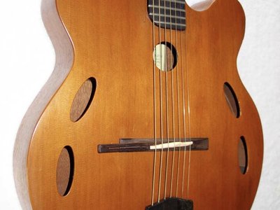 Hybrid Django guitar that has sonority and plays like a dream, made by Paul Gruen. Roger Bruderlin