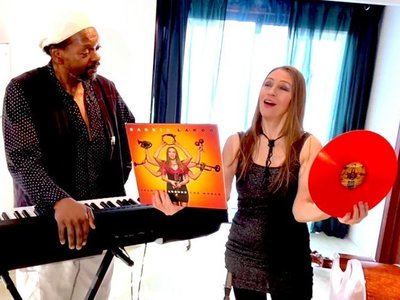 Saskia Laroo with Warren Byrd shows her new album available @ https://saskialaroo.com/new-music