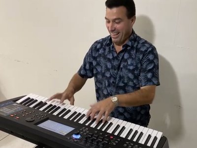 SIX SON (Piano & Vocals/ Fernando Alonso)