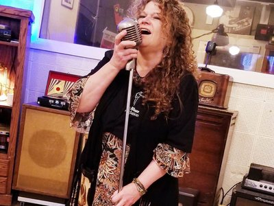 Feelin' it ... on Elvis' microphone, Sun Studios , Memphis, TN