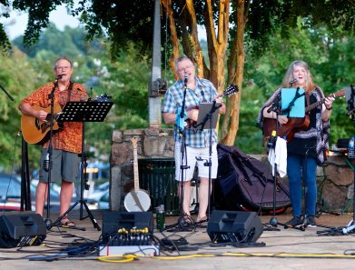 Fair-to-Middlin' on the Green in daylight
