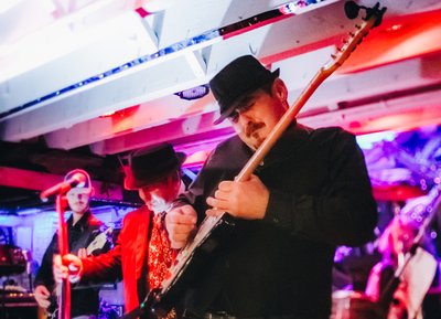 Guitar face much?? 1923 Banana Club 2023