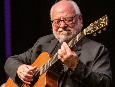 Ron Performing