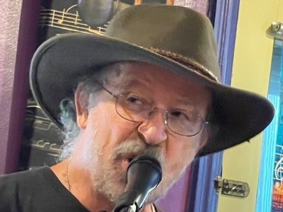 Scanning my audience at The Bellefonte Cafe