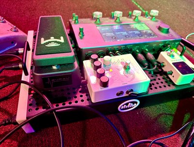 The Tiny yet Powerful Pedal board.......Guitar Brain