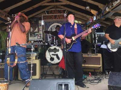 Smokehouse, l-r: Anthony "Packrat Thompson, Aaron "Pop" Watson, Robert, Kenny Sly at Earl's Hideaway